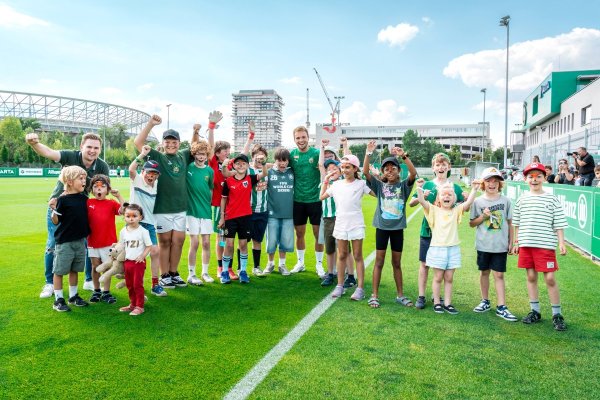 17 Kinder mit SK Rapid Kapitän Matthias Seidl.