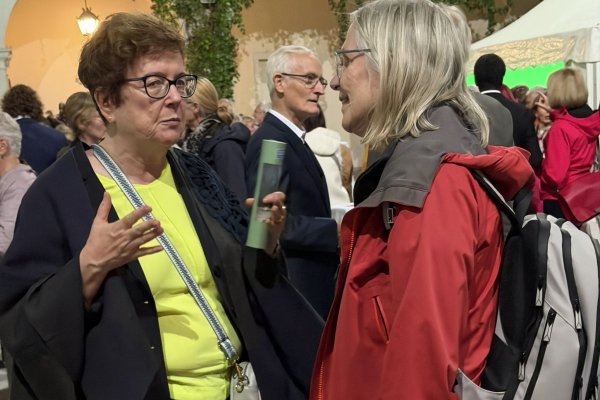 Zwei Frauen im Gespräch.