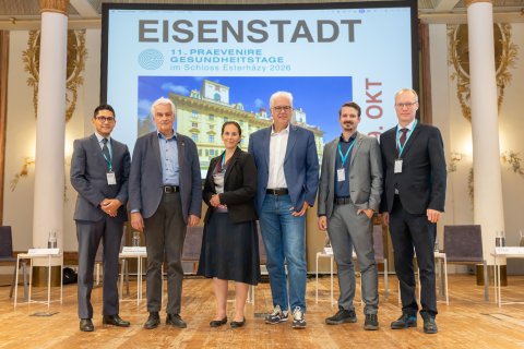 Gruppebild Teilnehmer Podiumsdiskussion Gesundheitstage Eisenstadt;Claudia Neumayer-Stickler, Konferenz der Sozialversicherungsträger; Andreas Huss, ÖGK; Präsidialreferent Benjamin Glaser; Alexander Biach, SVS /(( 