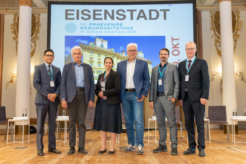 Gruppebild Teilnehmer Podiumsdiskussion Gesundheitstage Eisenstadt;Claudia Neumayer-Stickler, Konferenz der Sozialversicherungsträger; Andreas Huss, ÖGK; Präsidialreferent Benjamin Glaser; Alexander Biach, SVS /(( 