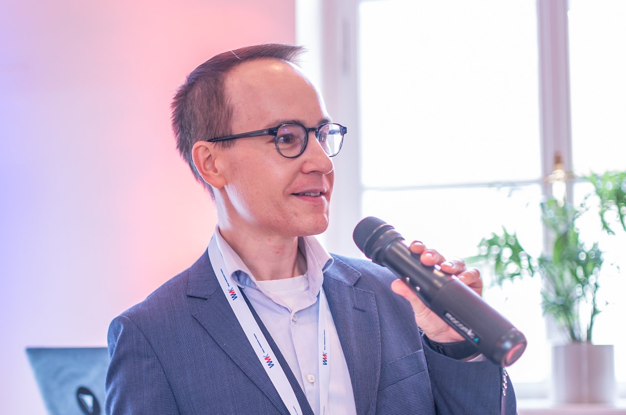 Porträt eines Mannes mit Mikofon.