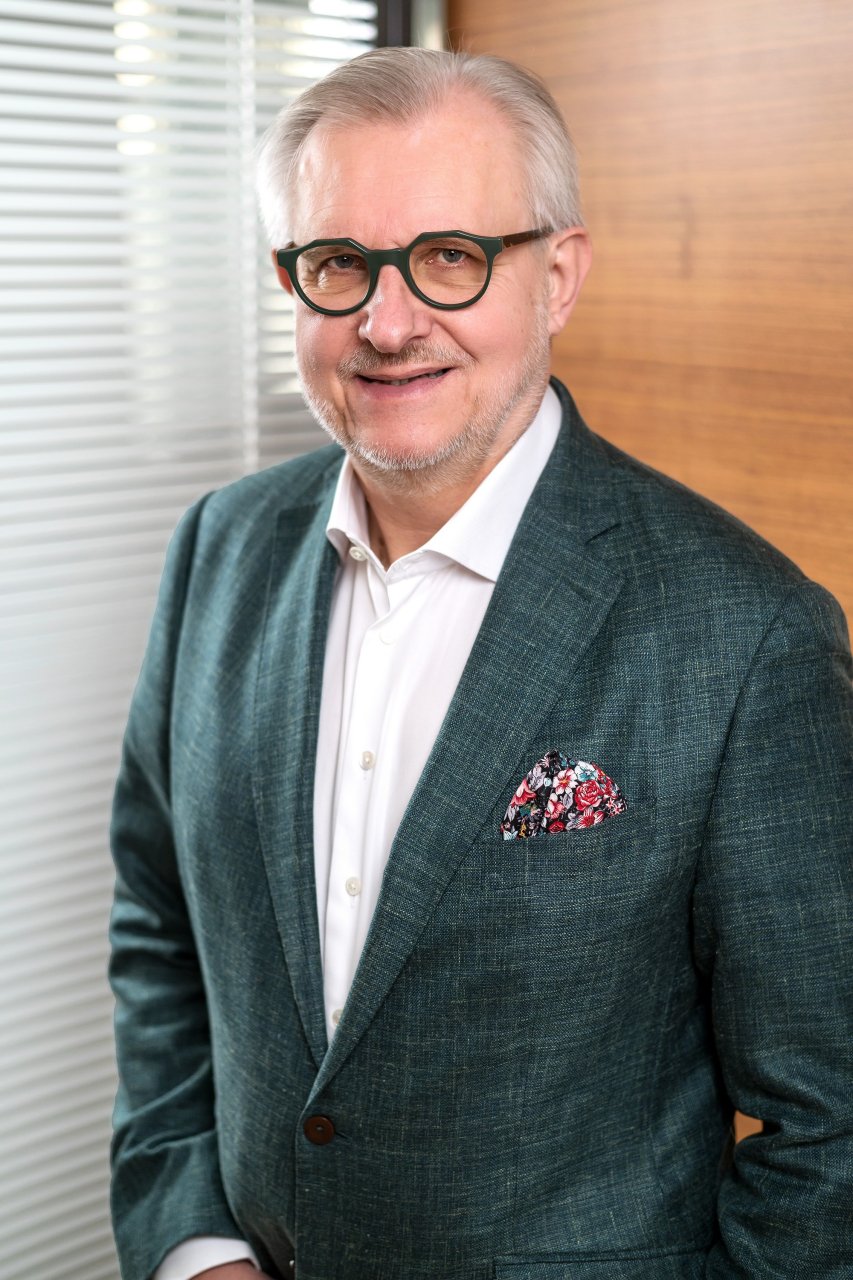 Stefan Kastner, Referent in der Kammer für Ärztinnen und Ärzte in Wien, mit Brille, steht in der Kammer und blickt direkt in Kamera.