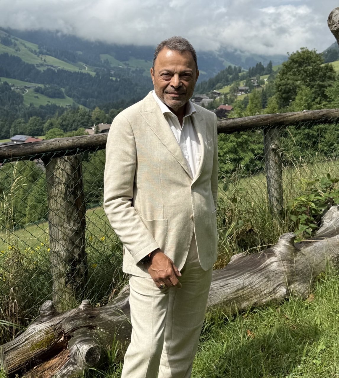 Hamid Schirasi-Fard, Funktionär in der Kammer für Ärztinnen und Ärzte in Wien, steht vor einem Holzzaun in alpiner Umgebung. Das Foto ist in Alpbach, in Tirol, im August aufgenommen worden.