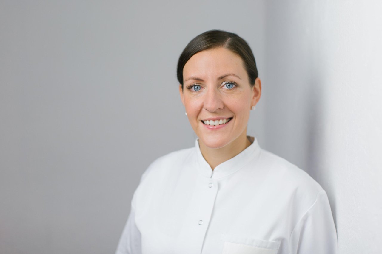 Lächelnde Frau mit weißem Kittel 