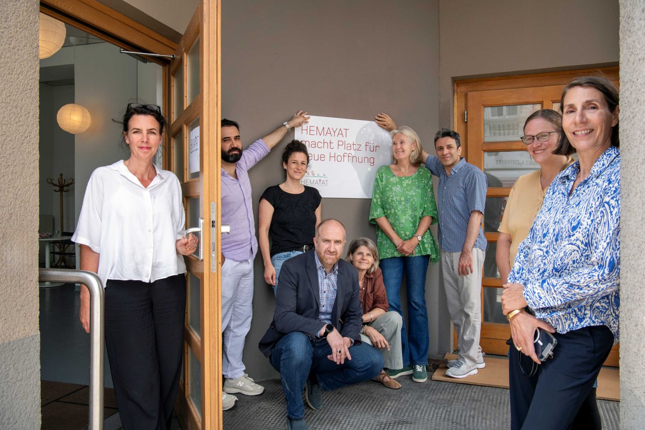Ein Gruppenfoto des Teams vom Verein Hemayat. Es sind neun Personen darauf zu sehen - drei männliche, sechs weibliche.