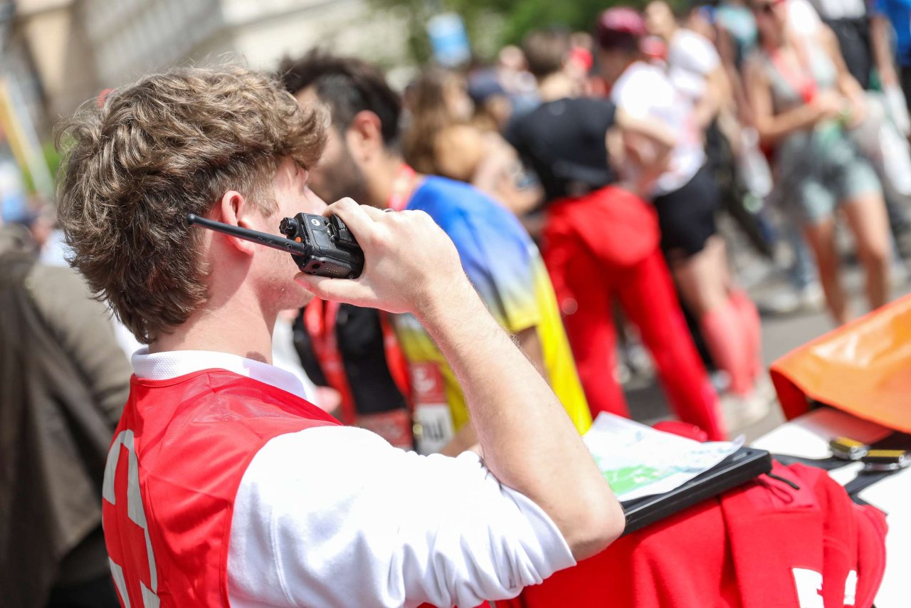 Ein Rotes-Kreuz-Mitarbeiter am Funkgerät.