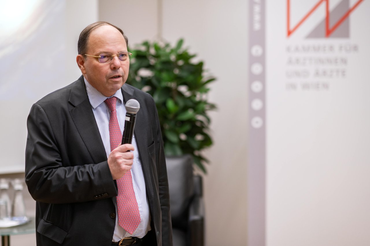 Mann mit Mikrofon bei einem Vortrag