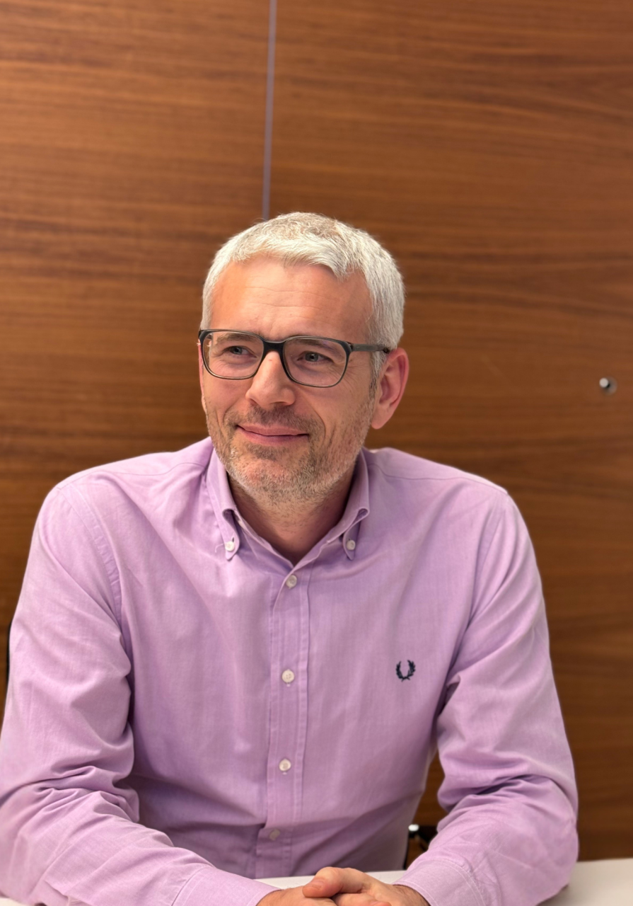 Porträt von Mann in rosa Hemd 