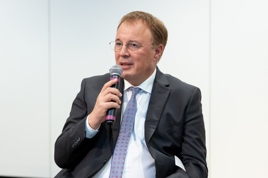 Mann mit Mikrophon