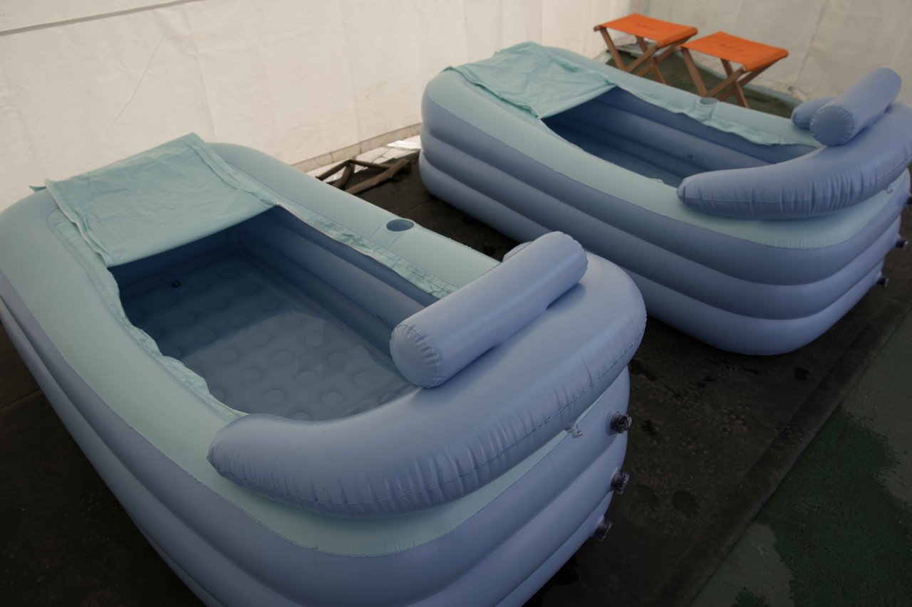 Zwei Plastikbecken stehen im Rettungszelt.