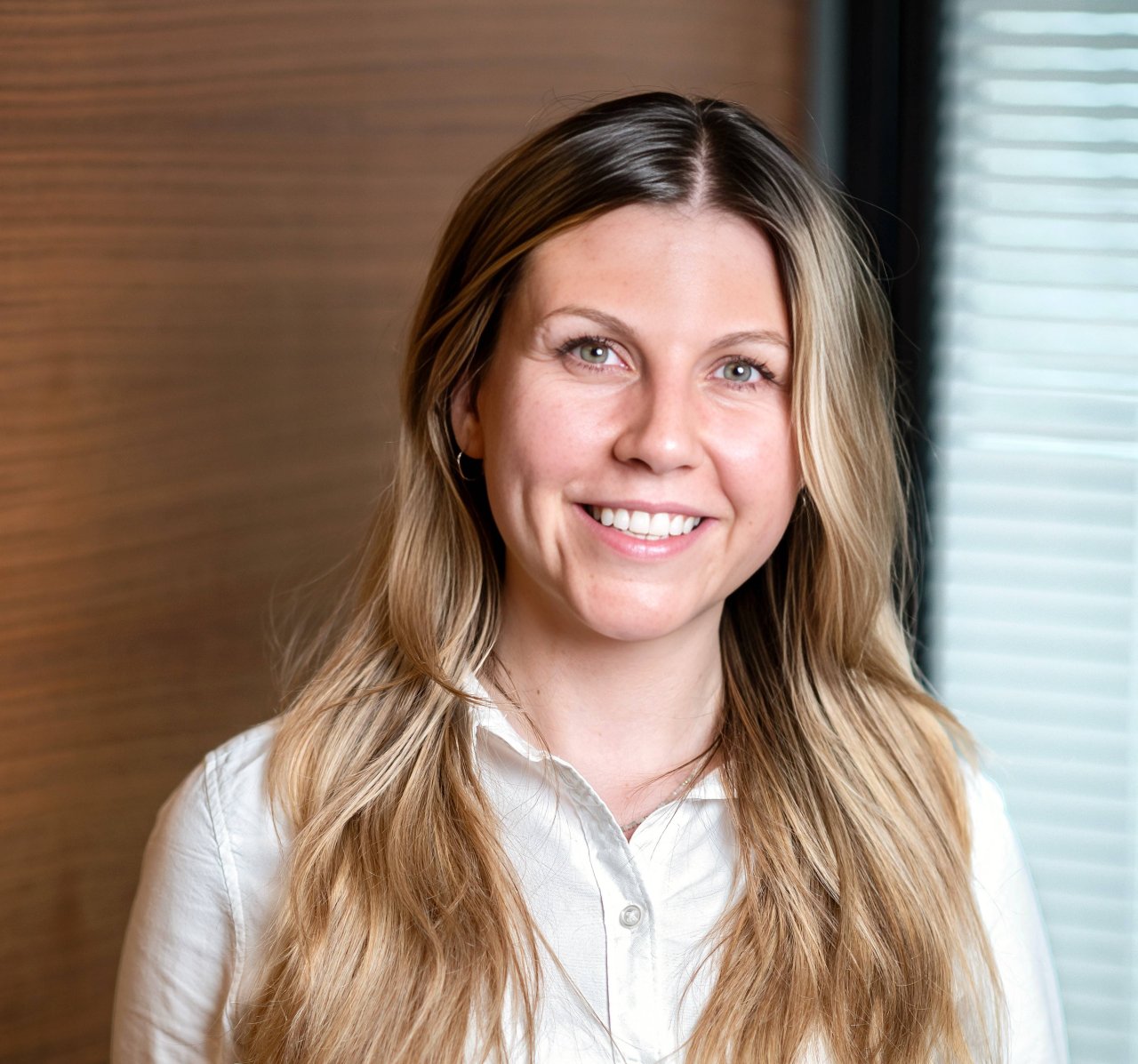 Frau mit weißer Bluse und langen Haaren