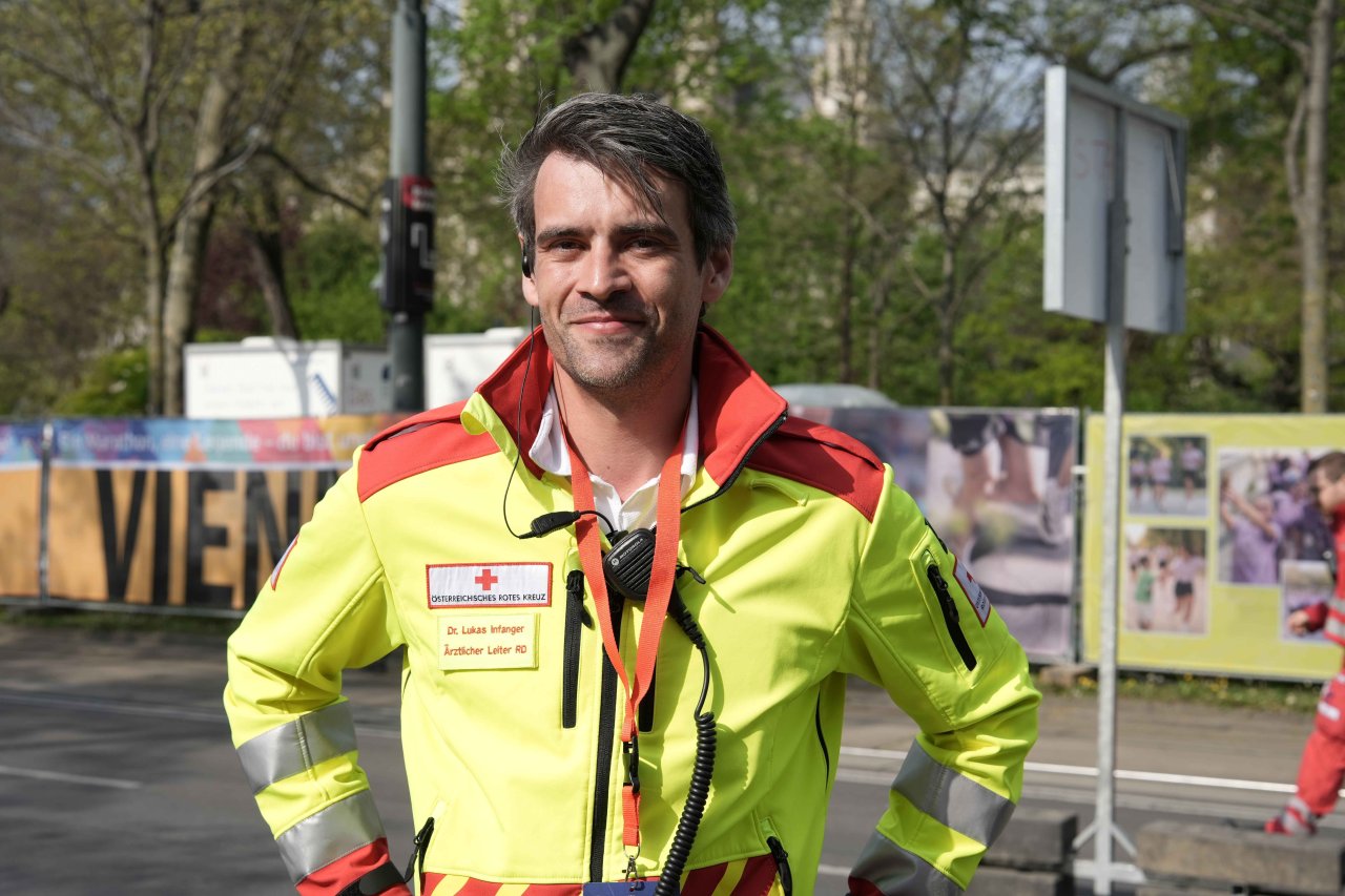 Der ärztliche Leiter, Lukas Infanger, blickt freundlich in die Kamera.