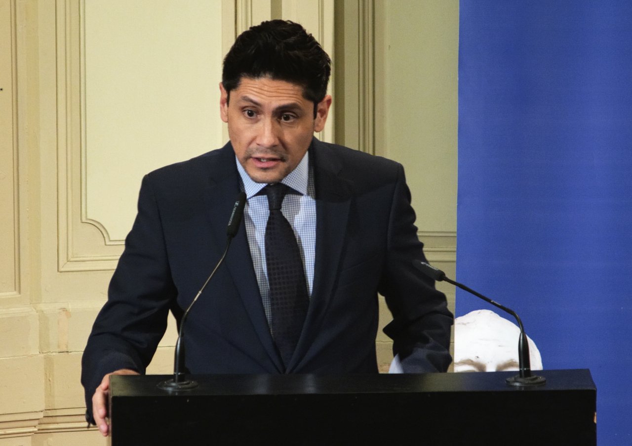 Mann hält Rede an Pult