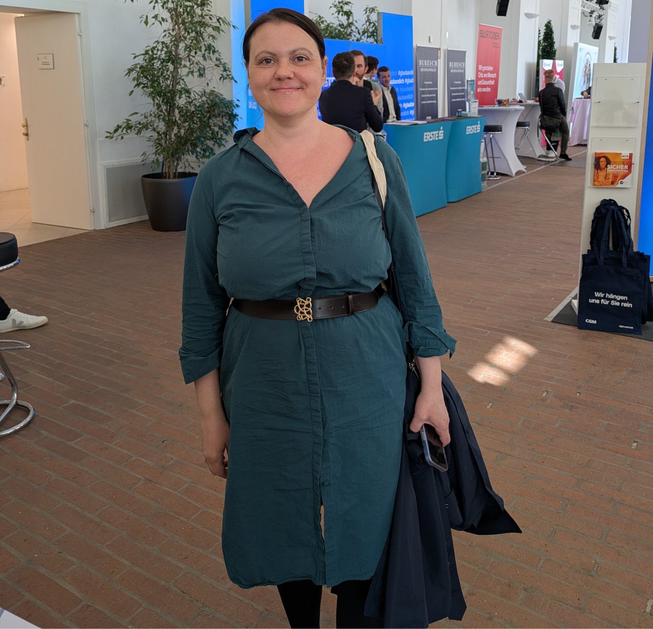 Frau mit grünem Kleid