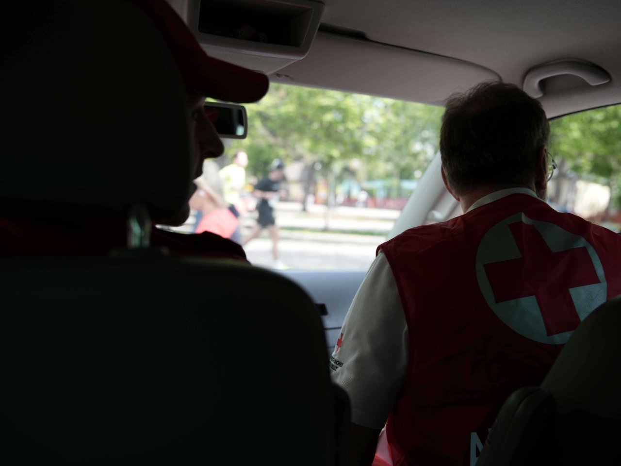 Im Einsatzfahrzeug des Roten Kreuzes sieht man den Fahrer und Beifahrer. / Foto: David Hell