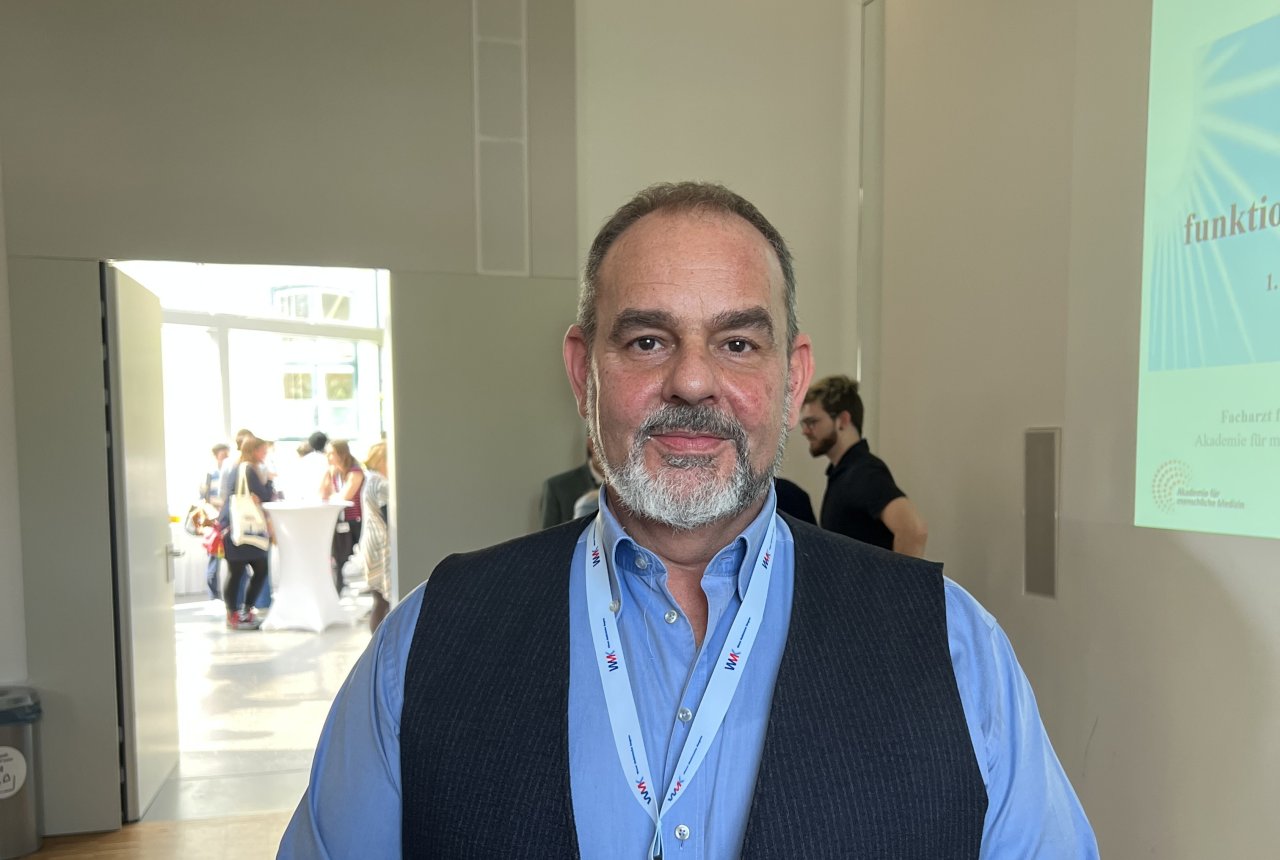 Ein Porträt von einem männlichen Arzt.