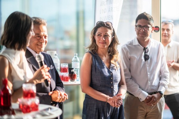 Zwei Frauen und drei Männer bei der Eröffnung des Medienfestes.
