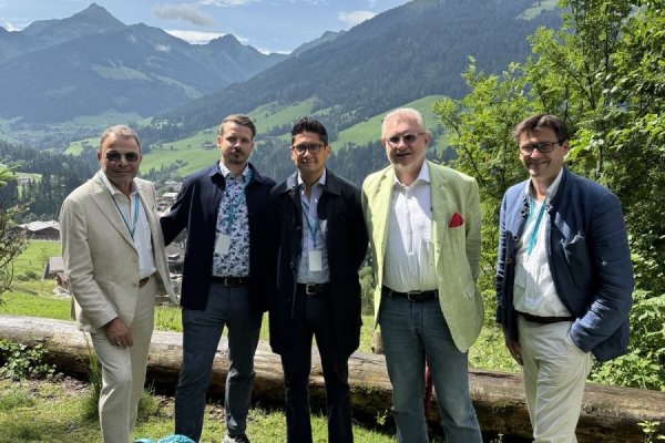 Fünf Personen im Grünen stehend.