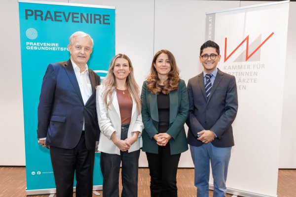 Vier Personen auf einer Bühne stehend.