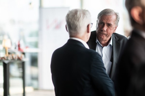 Zwei Männer im Gespräch.