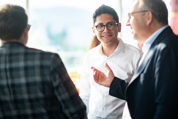 Drei Männer im Gespräch.