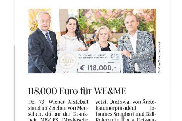 Zeitungsausschnitt mit Foto, das vier Personen mit einem großen Spendenscheck zeigt.