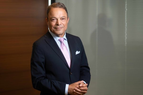 Der Arzt und Funktionär der Kammer für Ärztinnen und Ärzte in Wien im Porträt - mit dunklem Anzug und Krawatte.