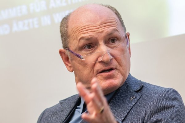 Richard Gauss bei einem seiner Argumente am Podium sitzend.