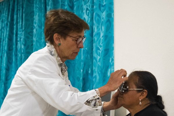 Montserrat Masats stellt gerade die Brillenstärke einer Patientin ein.