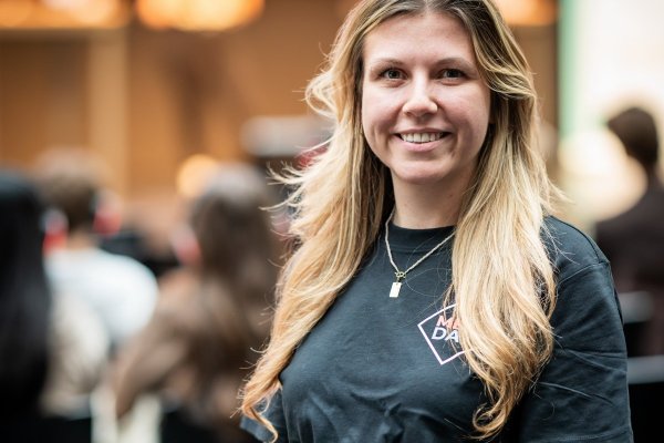 Frau mit blonden langen Haaren