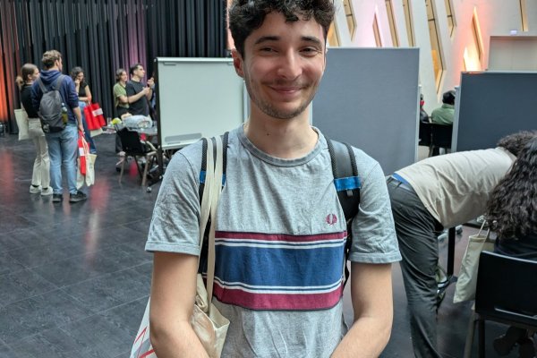 Junger Mann mit dunklen Haaren.