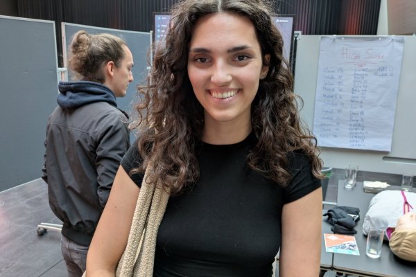 Junge Frau mit dunklen Haaren.