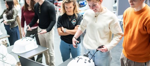 Sechs junge Menschen am medizinischen Simulator