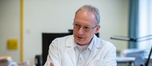 Mann gestikuliert beim Sprechen