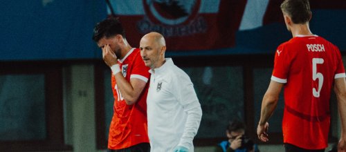 Der Teamarzt des österreichischen Fußball-Nationalteams Michael Fiedler bei der Betreuung der Spieler am Platz.