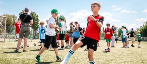 Kinder bei Fußball-Trainingsstationen 