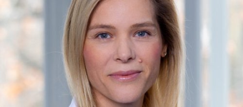 Blonde Frau im Arztkittel