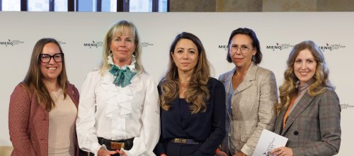 Fünf Frauen stehen im Rahmen einer Diskussion zusammen.