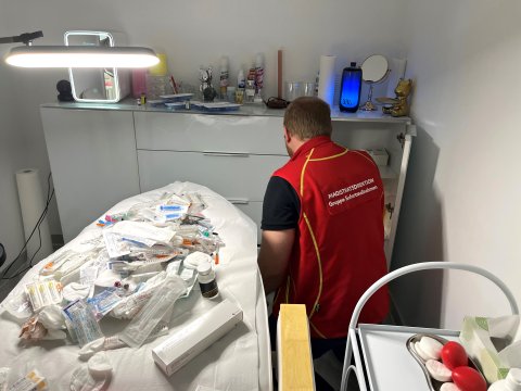 Ein Mann von der Gruppe Sofortmaßnahmen kniet und kontrolliert einen Kasten