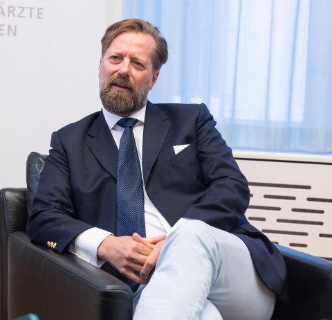 KI-Experte Bart de Witte sitzt auf einem Fauteuil.