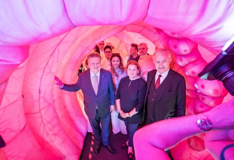 Zu sehen sind in einem begehbaren Darmmodell folgende Personen: Wien-Bürgermeister Michael Ludwig, Eduardo Maldonado-González, Naghme Kamaleyan-Schmied, Korinna Schumann und Präsident Johannes Steinhart (von links nach rechts)
