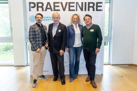 Auf dem Foto sind vier Personen zu sehen - von links nach rechts: Benjamin Glaser, Johannes Steinhart, Karin Hawlisch-Höfferl und Paul Schönfeld