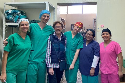 Montserrat Masats (3. v. l.) mit ihrem OP-Team in Guatemala