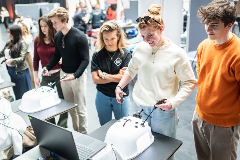 Sechs junge Menschen am medizinischen Simulator