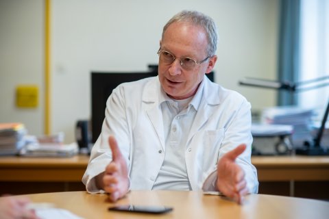 Mann gestikuliert beim Sprechen