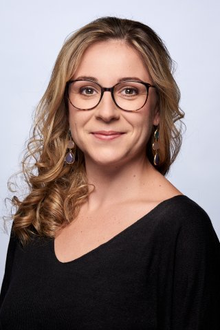 Blonde Frau mit Brille