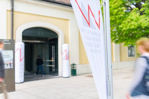 Eingang zum Wiener Medizinischen Kongress im Schloss Schönbrunn