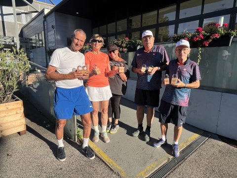 Gruppe mit drei Männern und drei Frauen in Tennisgewand mit Tropähen.