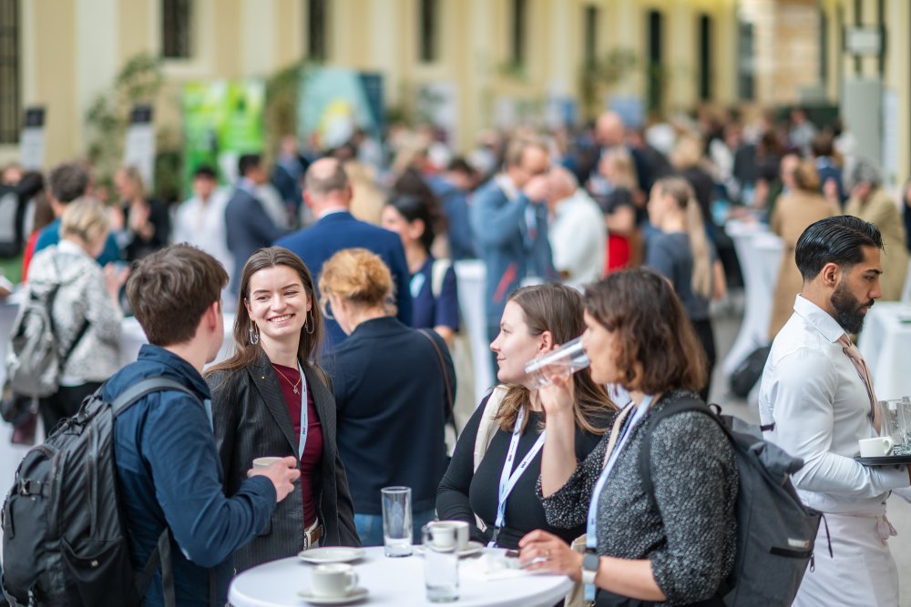 Gruppe von Menschen plaudernd an Stehtisch