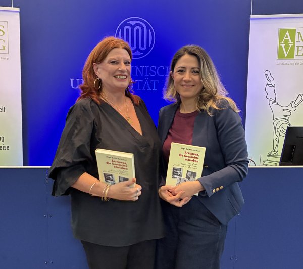 Autorin Birgit Kofler-Bettschart (links) und Ärztin und Kammer-Funktionärin Nagme Kamaleyan-Schmied stehen beieinander und halten jeweils ein Buch in der Hand